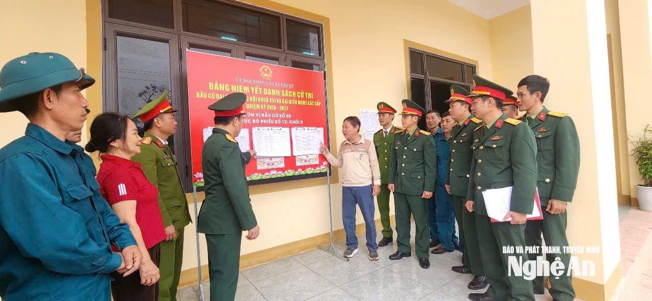 lực lượng vũ trang ban kiểm tra khu vực bầu cử khối 3 xã Tân Kỳ