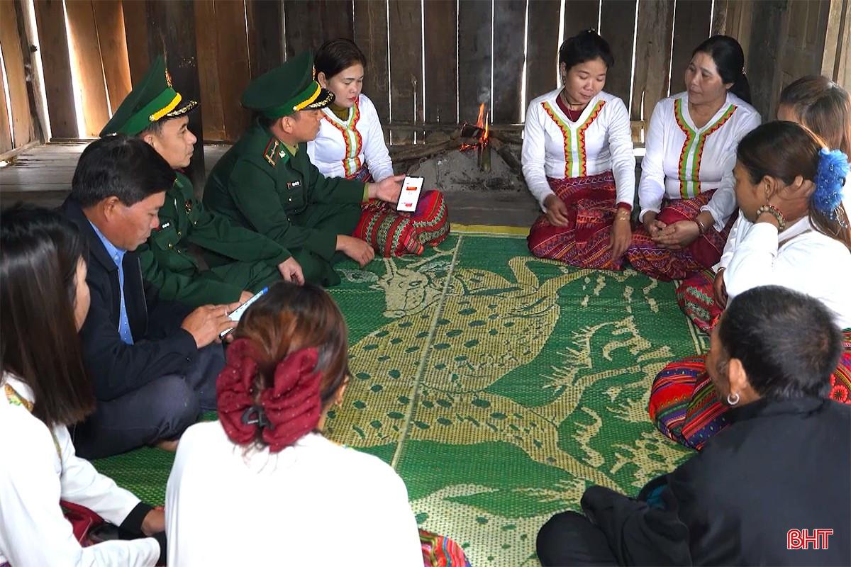 Cùng với chính quyền cơ sở, bộ đội biên phòng, Trưởng bản Hồ Thị Kiên đến từng hộ dân giải thích cho bà con hiểu về bầu cử.