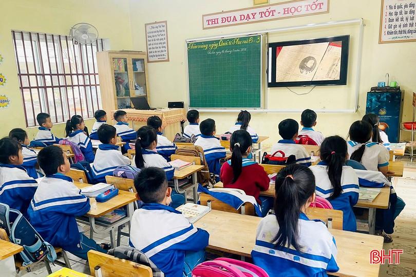Học sinh Trường Tiểu học Võ Liêm Sơn theo dõi phim tài liệu về Tổng Bí thư Hà Huy Tập. bqbht_br_652866134-1430515115218966-814680440949204539-n.jpg