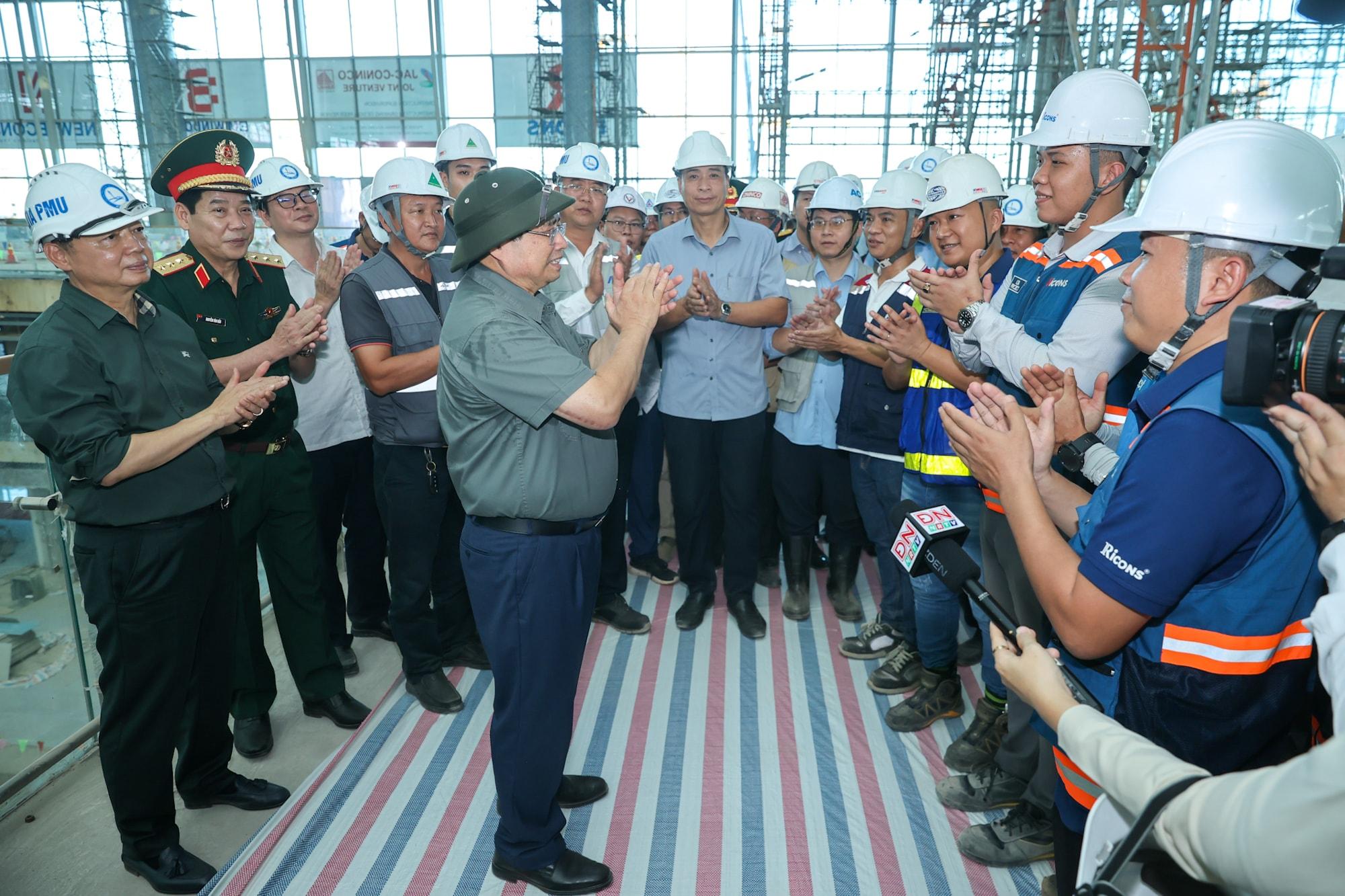 Thủ tướng Phạm Minh Chính: Khai thác thương mại sân bay Long Thành vào cuối năm 2026- Ảnh 4. Thủ tướng Phạm Minh Chính: Khai thác thương mại sân bay Long Thành vào cuối năm 2026- Ảnh 4.