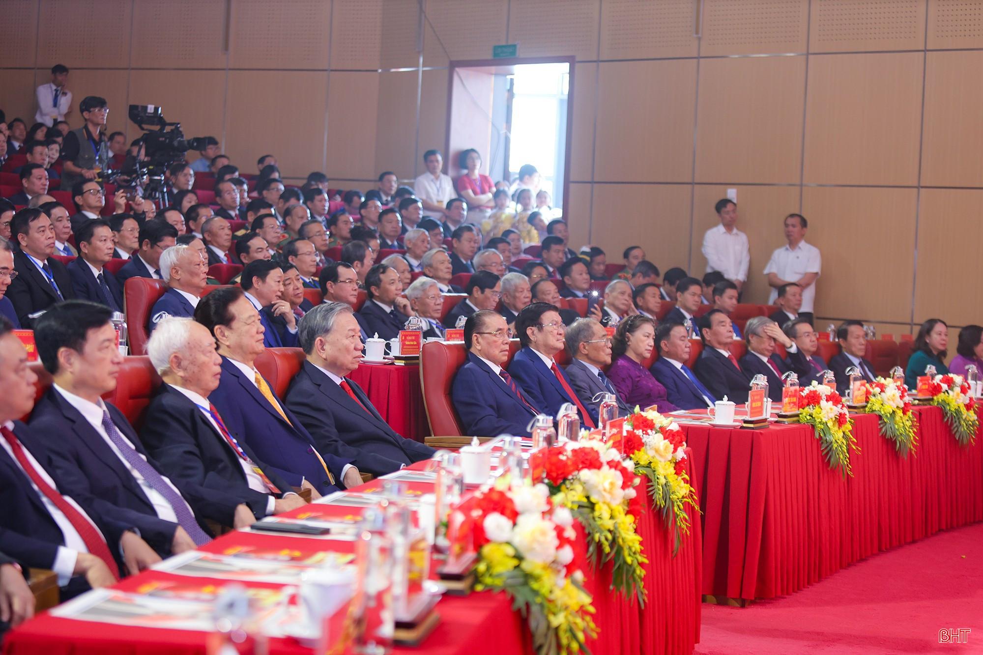 Các đồng chí lãnh đạo, nguyên lãnh đạo Đảng, Nhà nước tham dự lễ kỷ niệm.