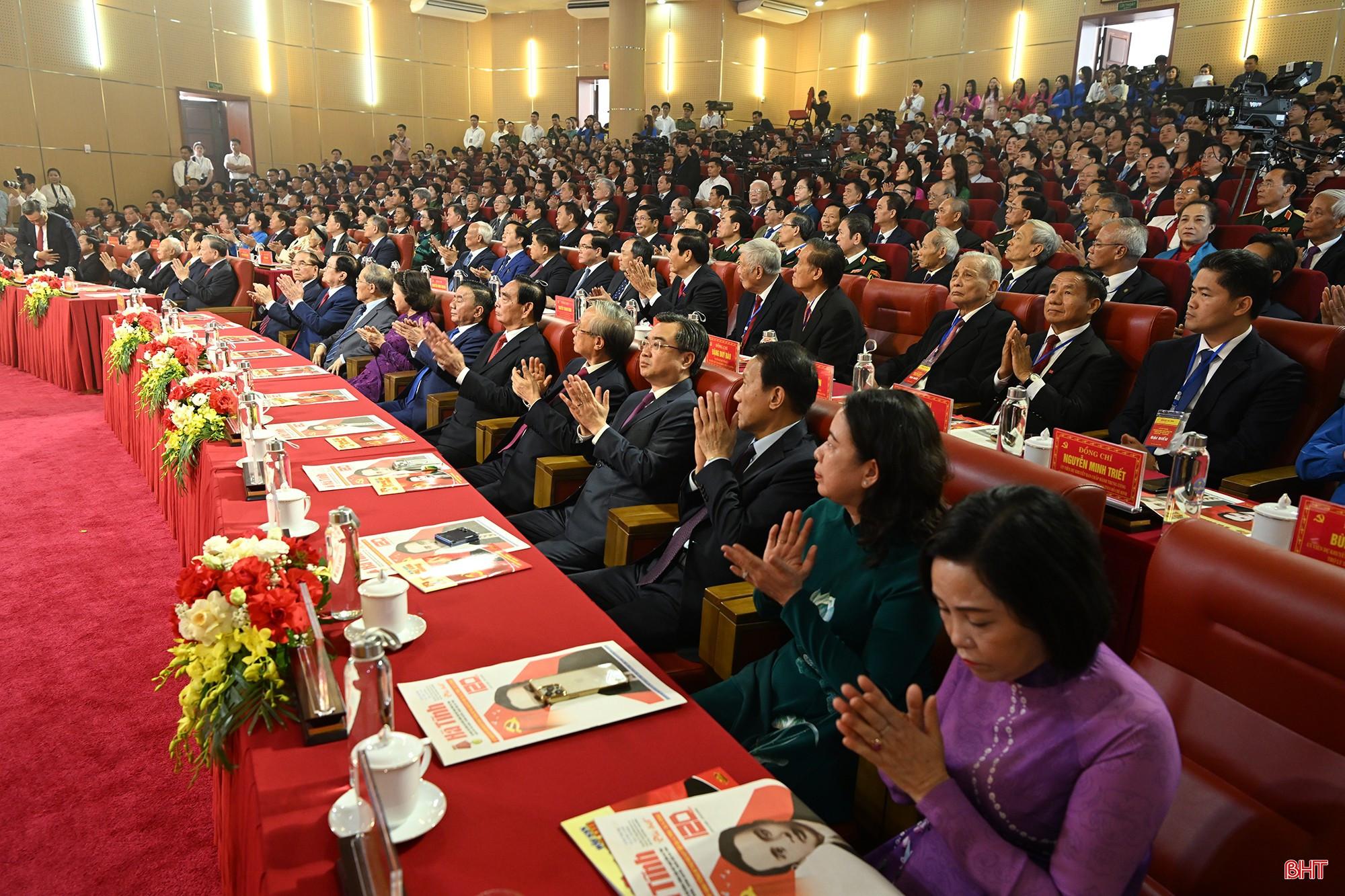 Các đồng chí lãnh đạo, nguyên lãnh đạo Đảng, Nhà nước tham dự lễ kỷ niệm.