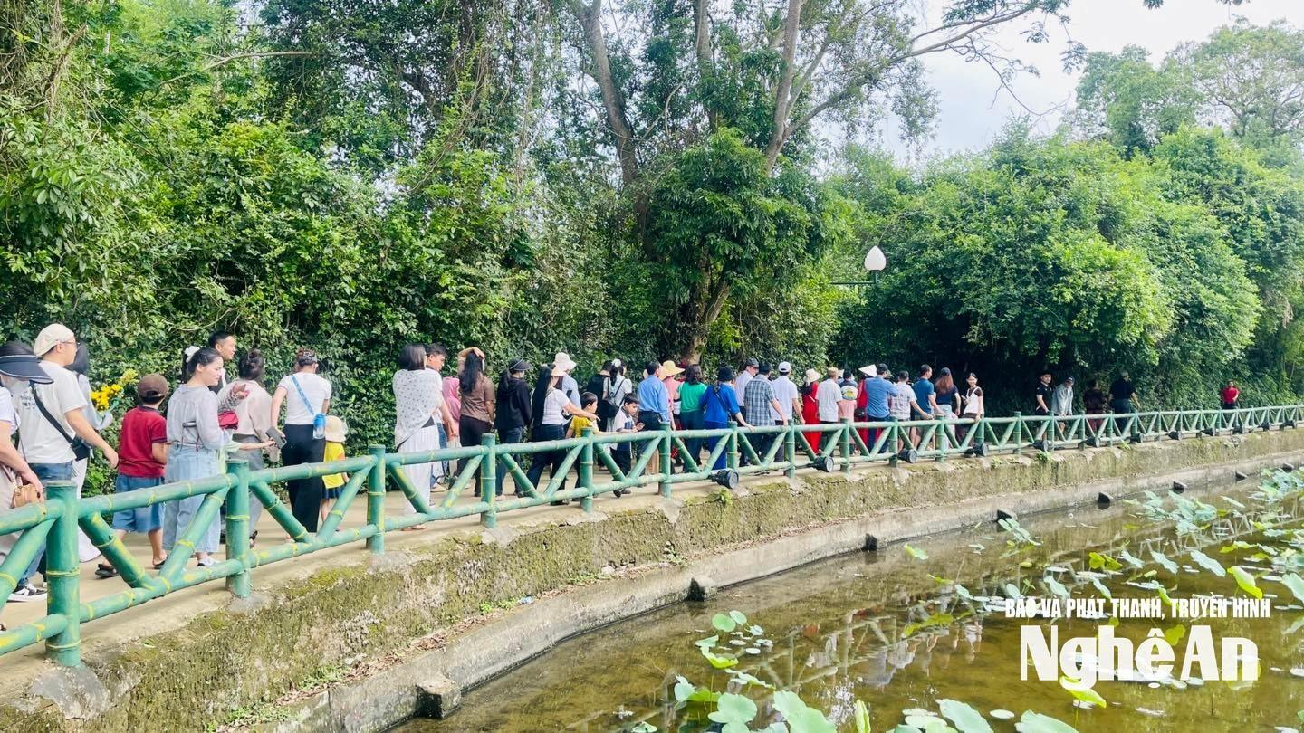 Du khách về với Khu Di tích Kim Liên dịp tháng Năm. Ảnh: Minh Quân
