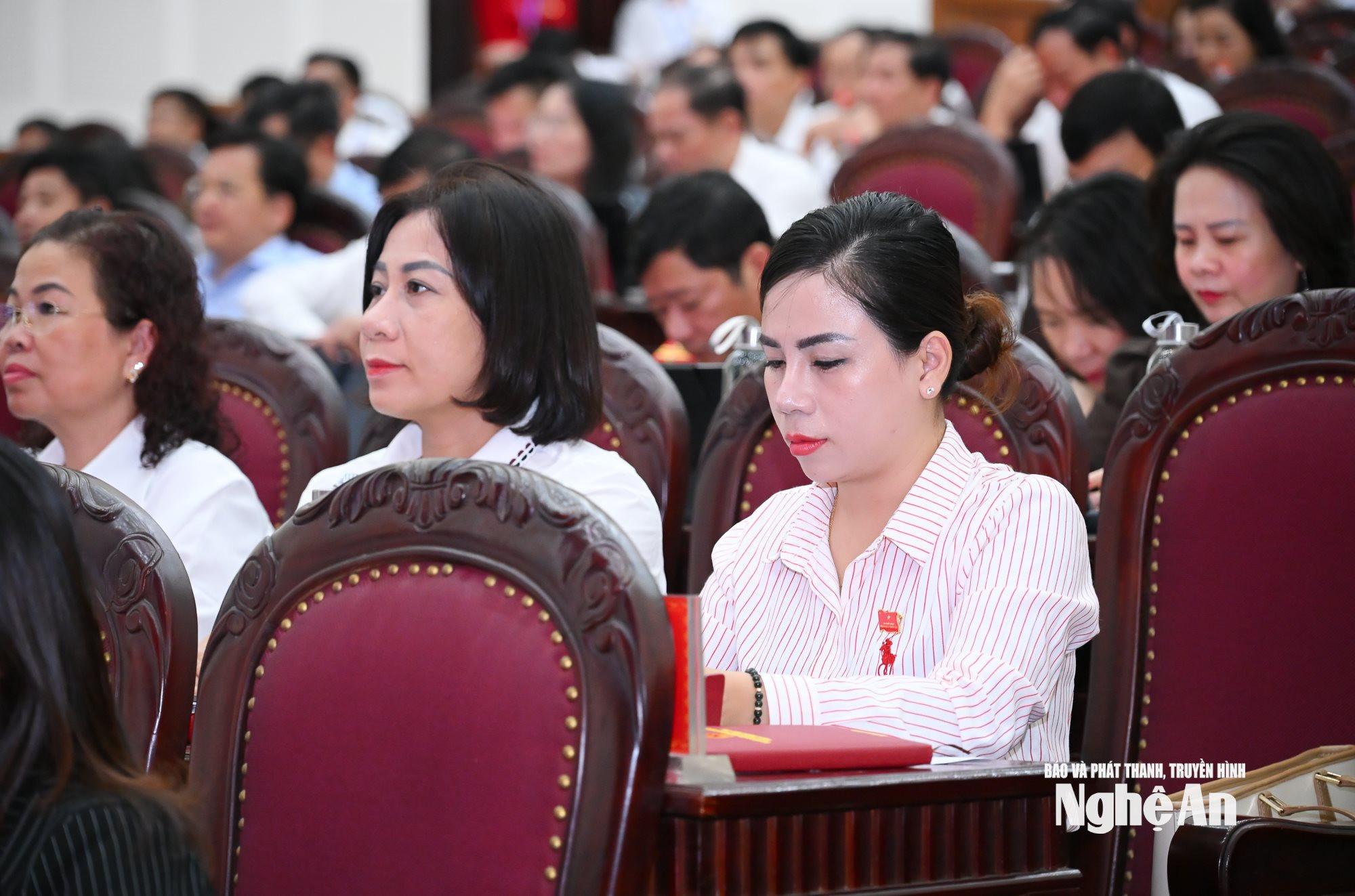Các đại biểu HĐND tỉnh tại phiên thảo luận ở hội trường. Ảnh: Thành Cường