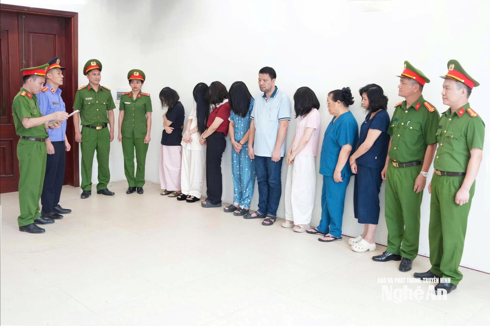 Cơ quan Cảnh sát điều tra Công an tỉnh Nghệ An đọc lệnh khởi tố vụ án, khởi tố 10 bị can về tội “Lừa dối khách hàng”. Ảnh: Phạm Thuỷ