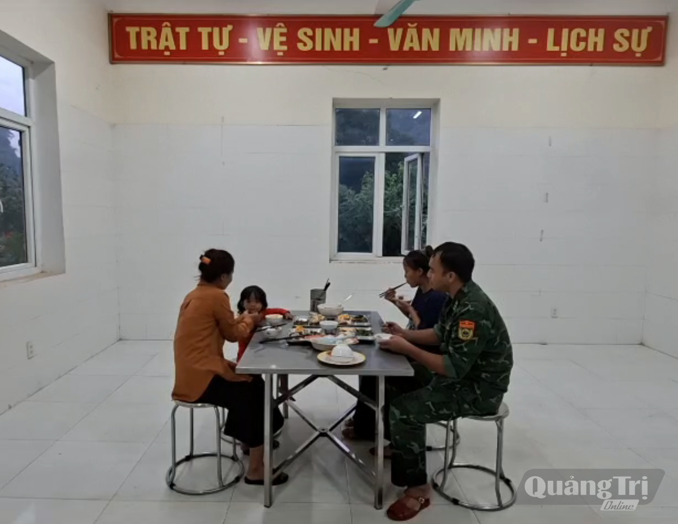 Đồn Biên phòng Hướng Lập bố trí ăn ở cho phụ nữ và trẻ em. Ảnh: T.T