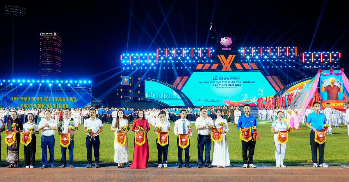 Lãnh đạo tỉnh Nghệ An trao cờ lưu niệm và hoa cho các đoàn tham dự Đại hội TDTT tỉnh Nghệ An lần thứ X năm 2026.