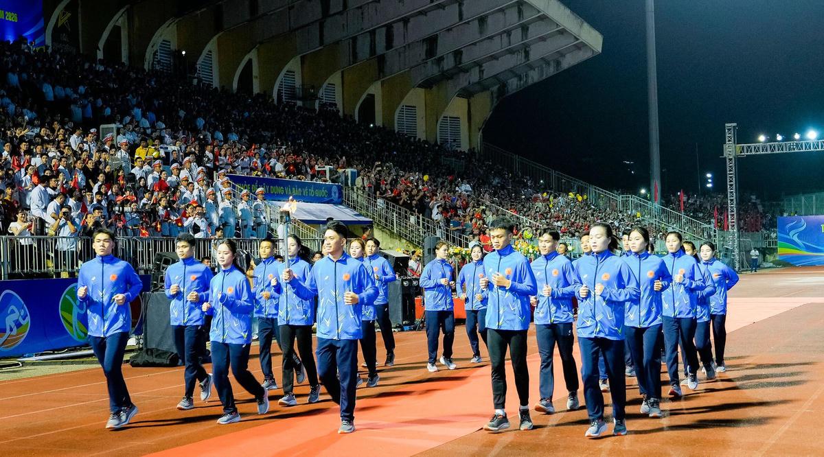 Lễ rước đuốc tại buổi khai mạc.