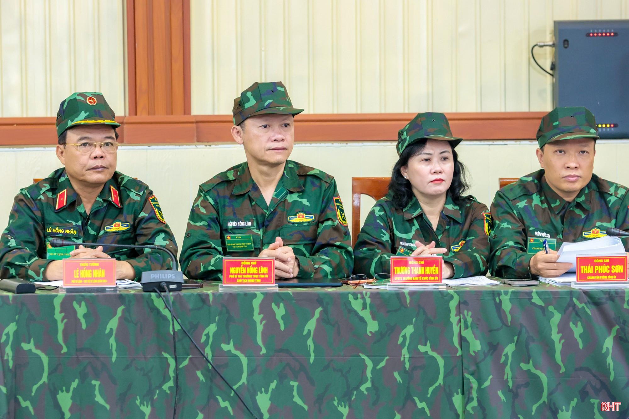 Thiếu tướng Lê Hồng Nhân – Phó Tư lệnh, Tham mưu trưởng, Phó Trưởng ban Thường trực Ban Chỉ đạo diễn tập tác chiến phòng thủ Quân khu 4; đồng chí Nguyễn Hồng Lĩnh – Phó Bí thư Thường trực Tỉnh ủy, Chủ tịch HĐND tỉnh, Phó Trưởng ban Chỉ đạo diễn tập Khu vực phòng thủ tỉnh cùng các đại biểu dự hội nghị. bqbht_br_pho-bi-thu-tt.jpg