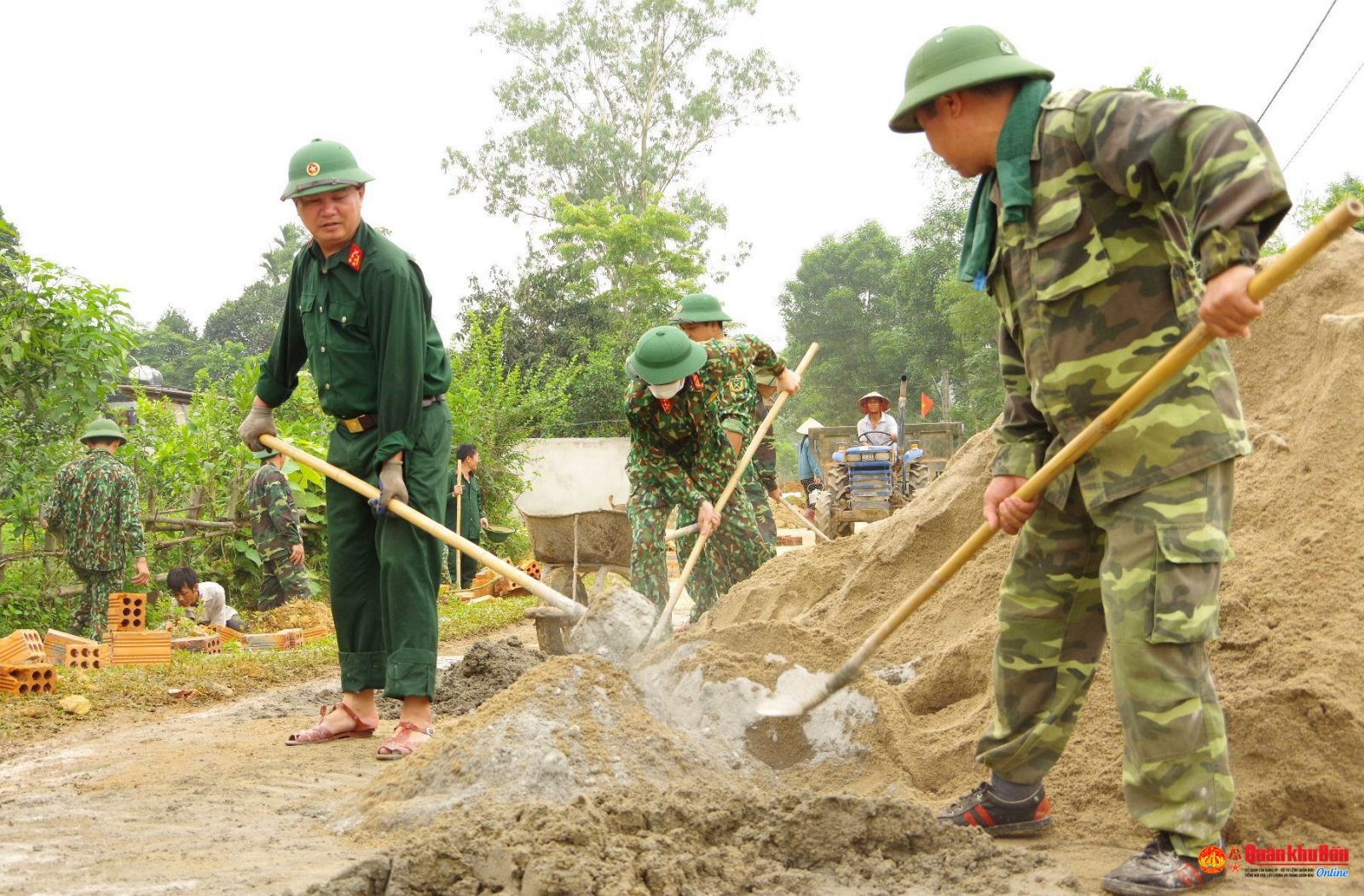 Bộ đội Hà Tĩnh giúp Nhân dân xây dựng nông thôn mới