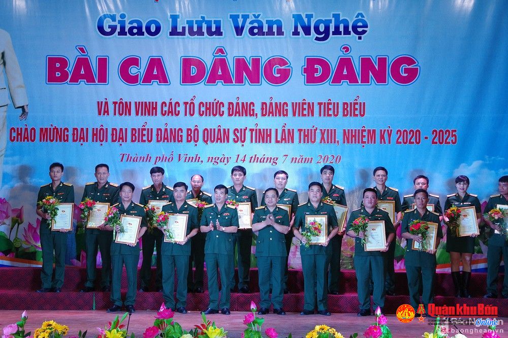 Thủ trưởng  Bộ CHQS tỉnh  Nghệ An trao thưởng  cho các tập thể, cá nhân  có thành tích  xuất sắc  trong công tác  xây dựng Đảng nhiệm kỳ  2015 - 2020.  Ảnh: Lê Thắng