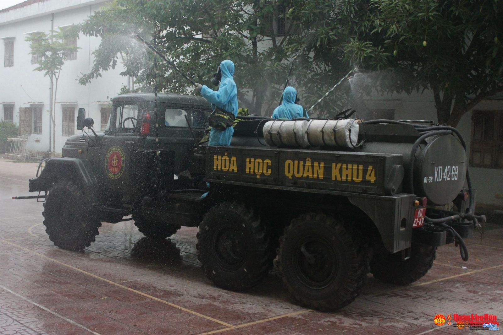Quân đội phun khử khuẩn tại ổ dịch Bệnh viện Bệnh Nhiệt đới Trung ương cơ sở Kim Chung (Đông Anh, Hà Nội). Ảnh: Việt Linh.