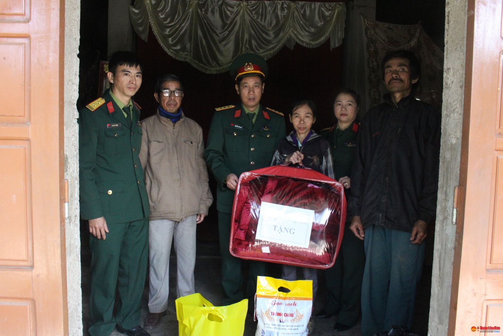 Trường Quân sự tỉnh Quảng Trị trao quà tặng các gia đình có hoàn cảnh khó khăn