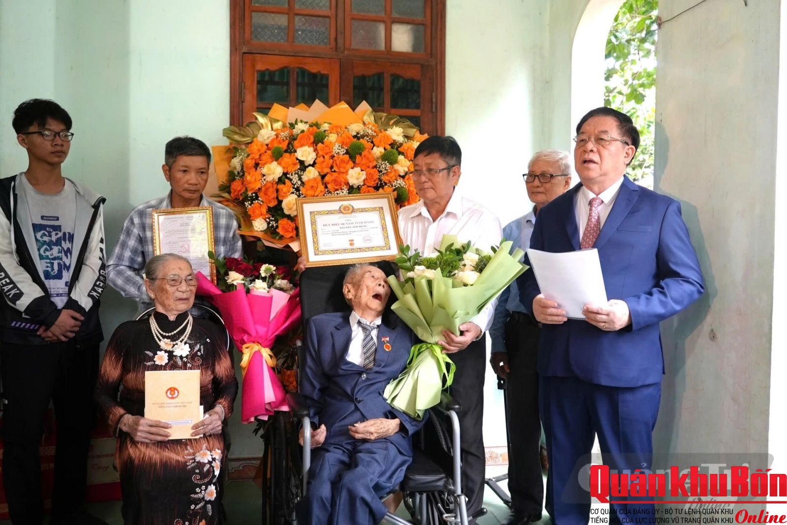 Đồng chí Đại tướng Nguyễn Trọng Nghĩa, Chủ nhiệm Tổng cục Chính trị Quân đội Nhân dân Việt Nam mong muốn đảng viên Nguyễn Anh Hùng và gia đình tiếp tục phát huy tốt truyền thống cách mạng - Ảnh: T.Đ