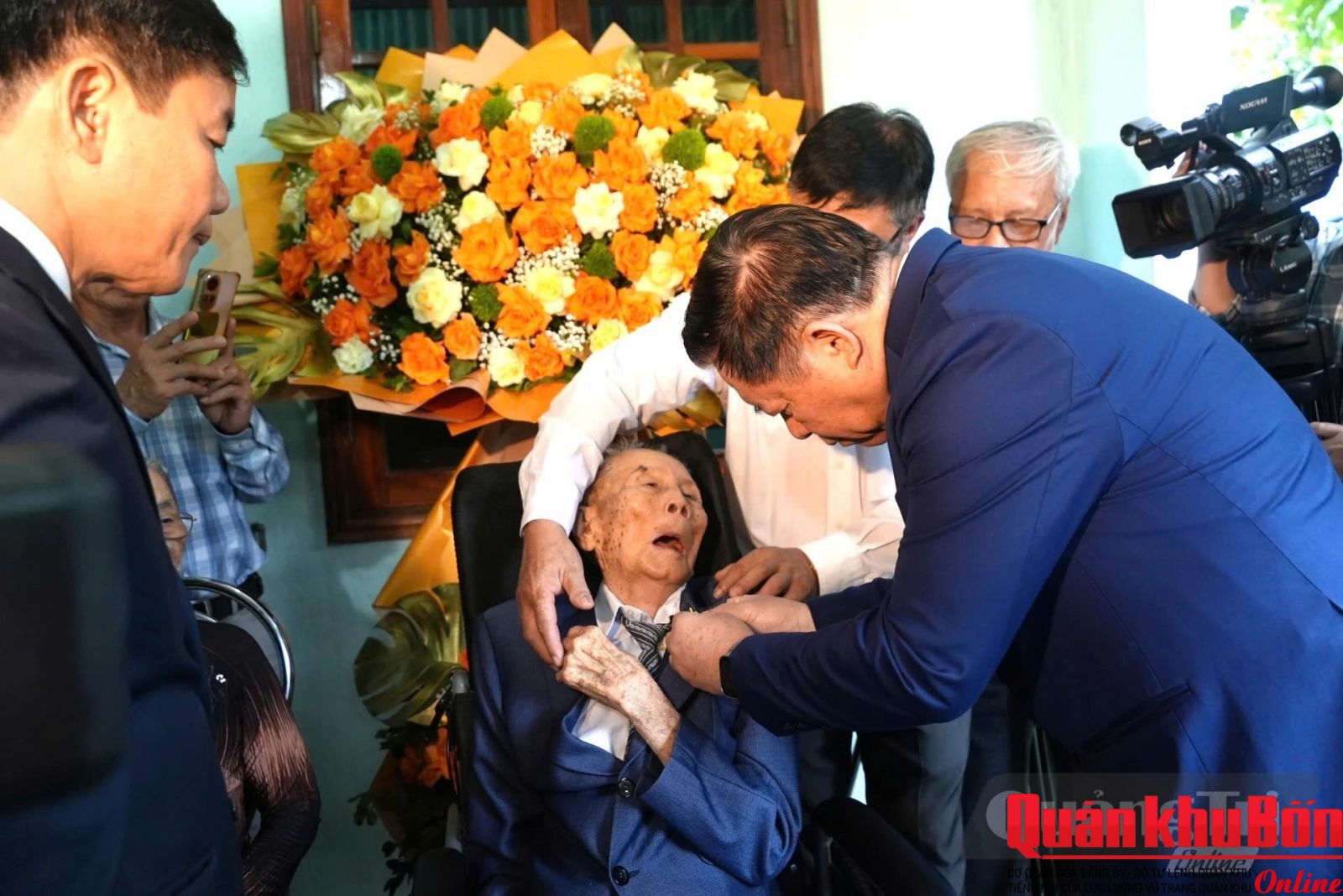 Đồng chí Đại tướng Nguyễn Trọng Nghĩa, Chủ nhiệm Tổng cục Chính trị Quân đội Nhân dân Việt Nam trao tặng huy hiệu 80 năm tuổi Đảng cho đảng viên Nguyễn Anh Hùng - Ảnh: T.Đ