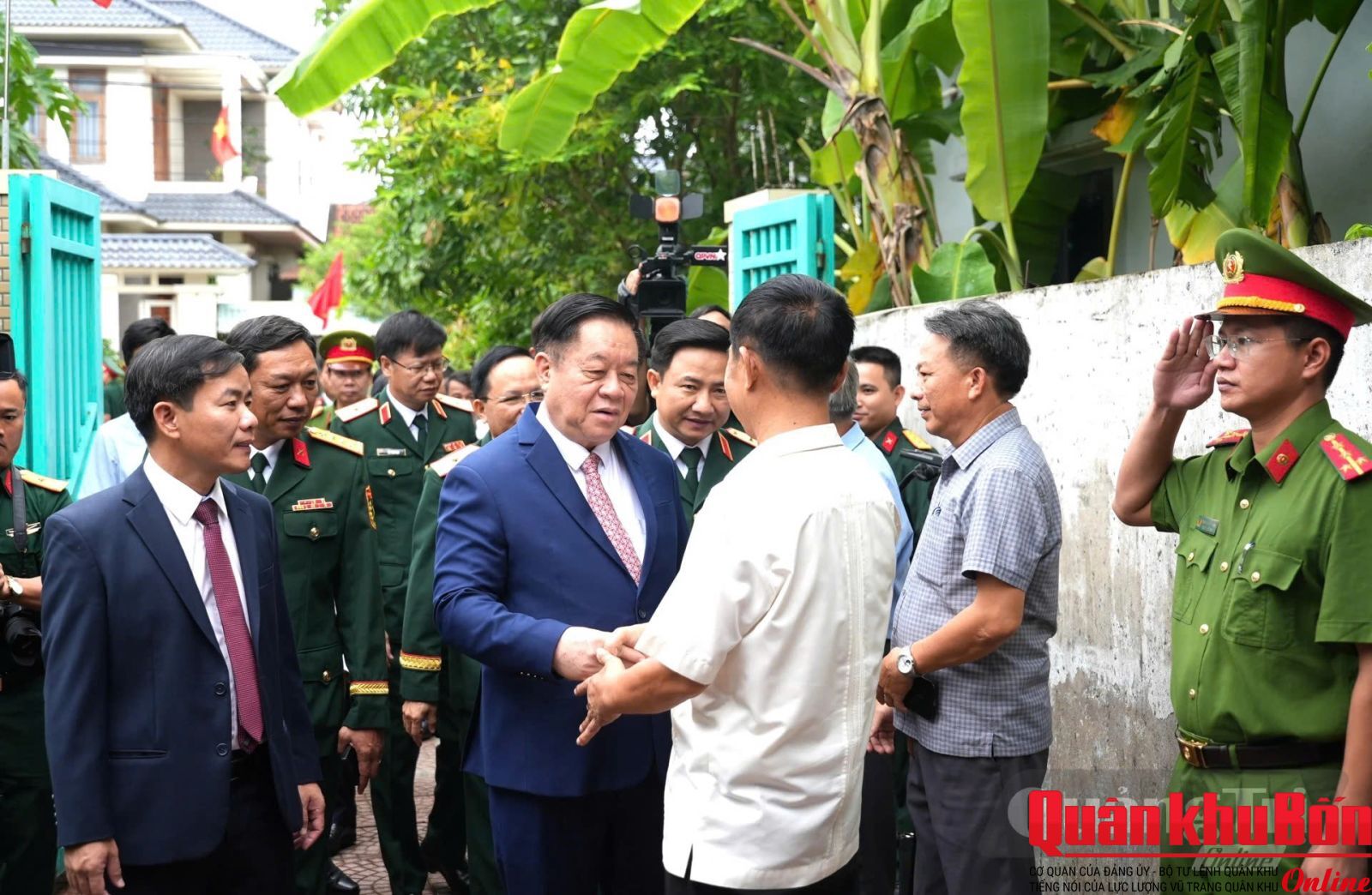 Đồng chí Đại tướng Nguyễn Trọng Nghĩa, Chủ nhiệm Tổng cục Chính trị Quân đội Nhân dân Việt Nam thăm hỏi thành viên gia đình đảng viên Nguyễn Anh Hùng tại xã Nam Gianh - Ảnh: T.Đ