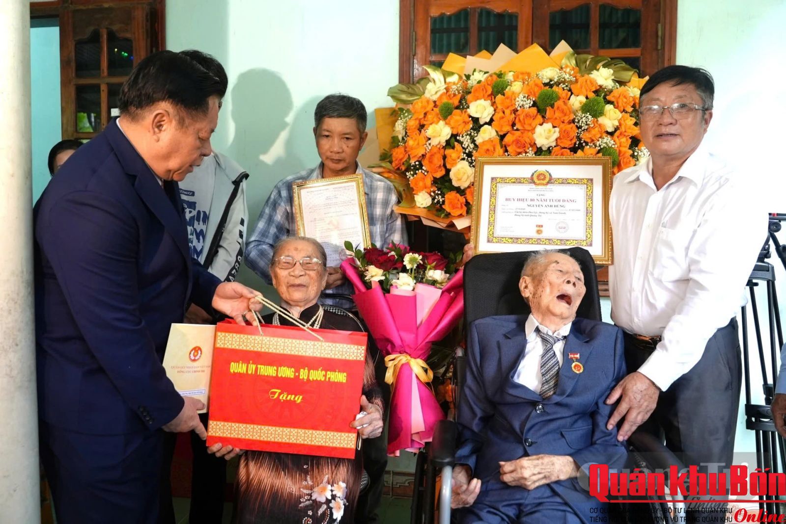 Cá nhân đồng chí Đại tướng Nguyễn Trọng Nghĩa, Chủ nhiệm Tổng cục Chính trị Quân đội Nhân dân Việt Nam trao quà cho gia đình đảng viên Nguyễn Anh Hùng - Ảnh: T.Đ