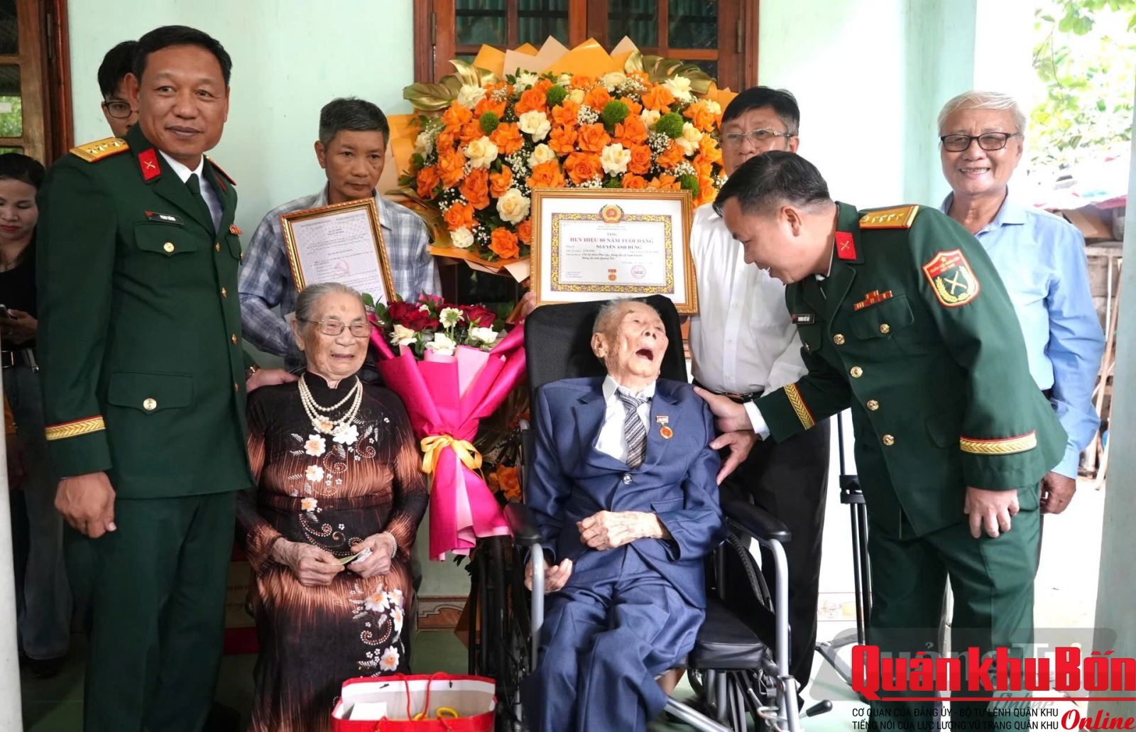 Lãnh đạo Bộ Chỉ huy Quân sự tỉnh tặng quà cho đảng viên Nguyễn Anh Hùng - Ảnh: T.Đ