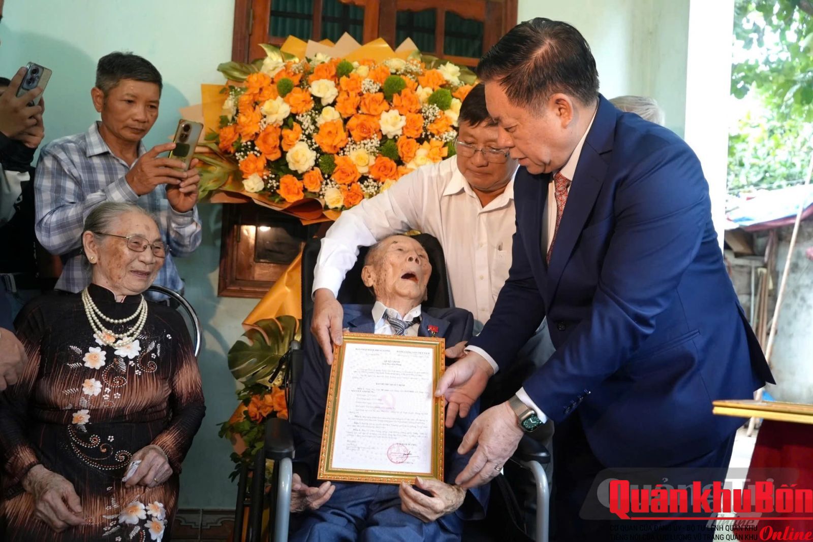 Đồng chí Đại tướng Nguyễn Trọng Nghĩa, Chủ nhiệm Tổng cục Chính trị Quân đội Nhân dân Việt Nam trao quyết định tặng huy hiệu Đảng cho đảng viên Nguyễn Anh Hùng - Ảnh: T.Đ
