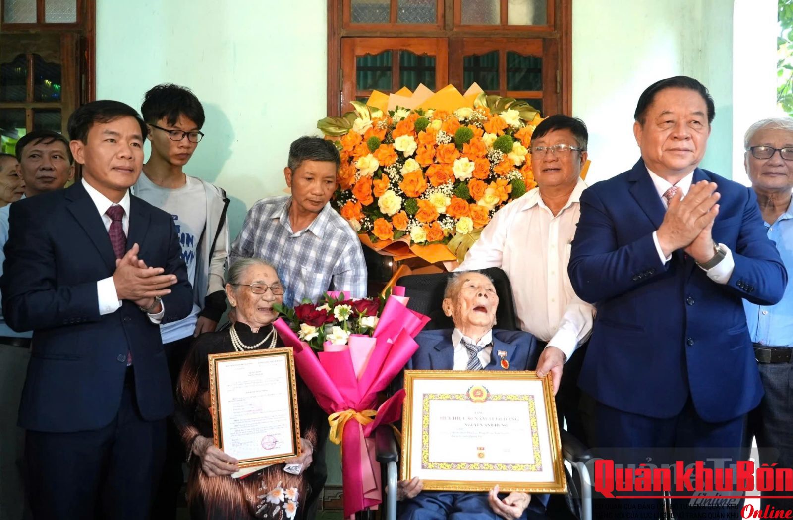 Đồng chí Đại tướng Nguyễn Trọng Nghĩa, Chủ nhiệm Tổng cục Chính trị Quân đội Nhân dân Việt Nam chúc mừng đảng viên Nguyễn Anh Hùng được trao tặng huy hiệu 80 năm tuổi Đảng - Ảnh: T.Đ