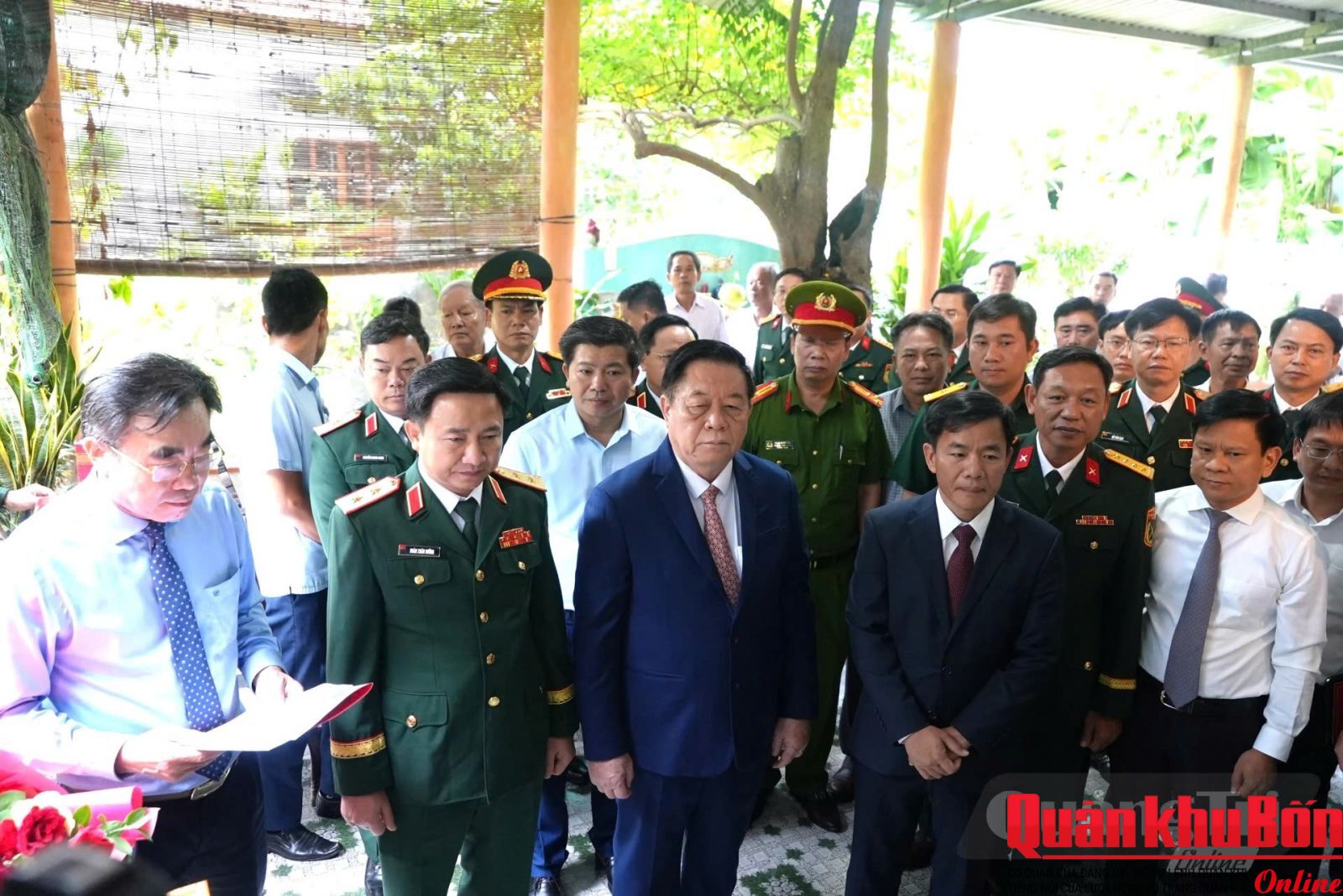 Đồng chí Đại tướng Nguyễn Trọng Nghĩa, Chủ nhiệm Tổng cục Chính trị Quân đội Nhân dân Việt Nam, lãnh đạo Quân Khu 4 và tỉnh Quảng Trị dự lễ trao tặng huy hiệu 80 năm tuổi Đảng cho đảng viên Nguyễn Anh Hùng tại xã Nam Gianh - Ảnh: T.Đ