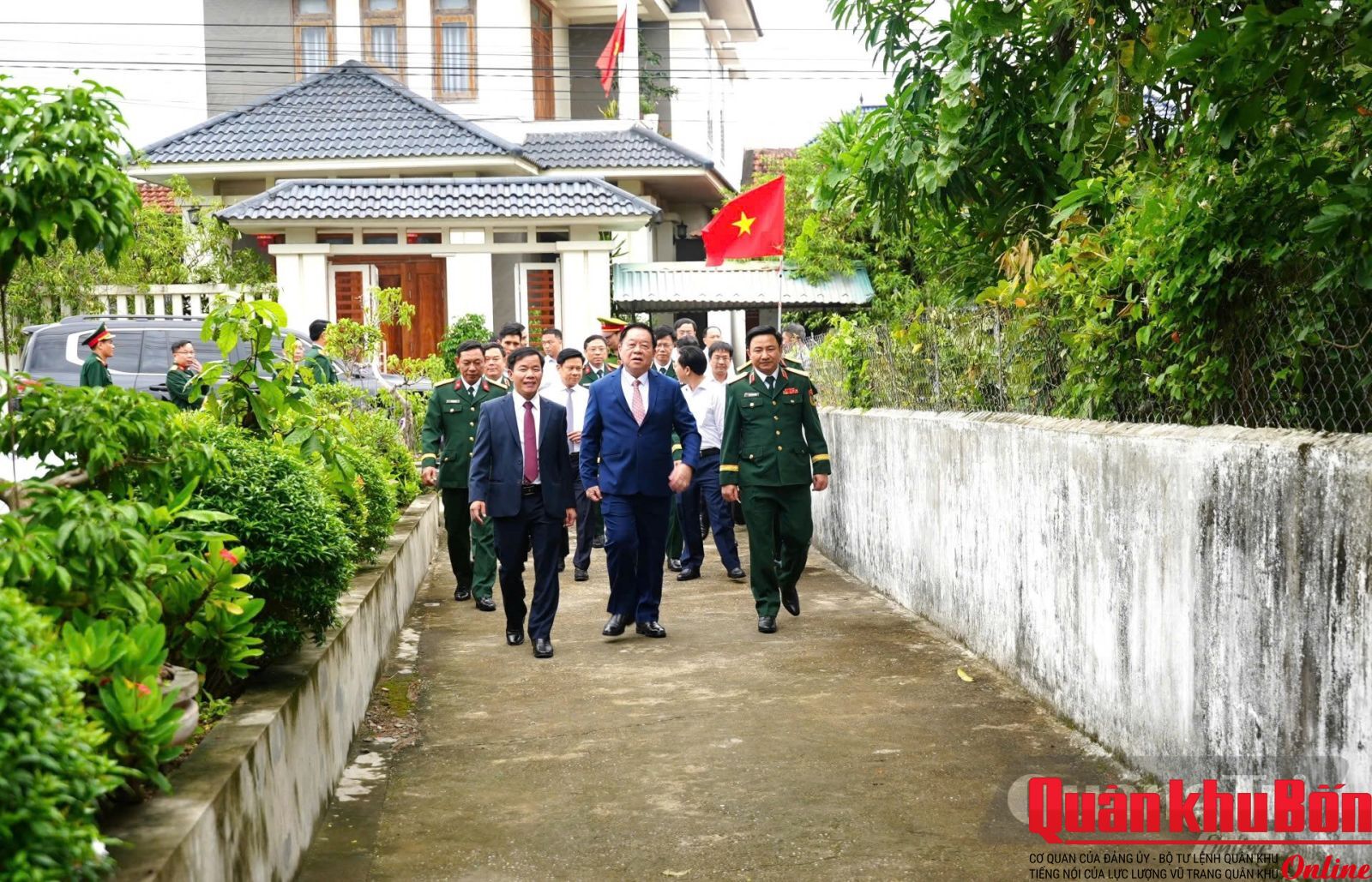 Đồng chí Đại tướng Nguyễn Trọng Nghĩa, Chủ nhiệm Tổng cục Chính trị Quân đội Nhân dân Việt Nam và Đoàn công tác Trung ương đến thăm gia đình đảng viên Nguyễn Anh Hùng tại xã Nam Gianh - Ảnh: T.Đ