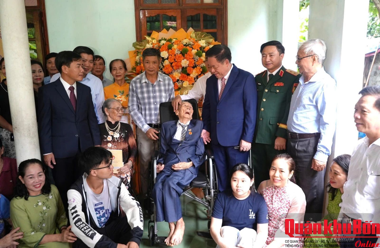 Đồng chí Đại tướng Nguyễn Trọng Nghĩa, Chủ nhiệm Tổng cục Chính trị Quân đội Nhân dân Việt Nam, lãnh đạo Quân khu 4, tỉnh Quảng Trị chụp ảnh lưu niệm cùng gia đình đảng viên Nguyễn Anh Hùng - Ảnh: T.Đ