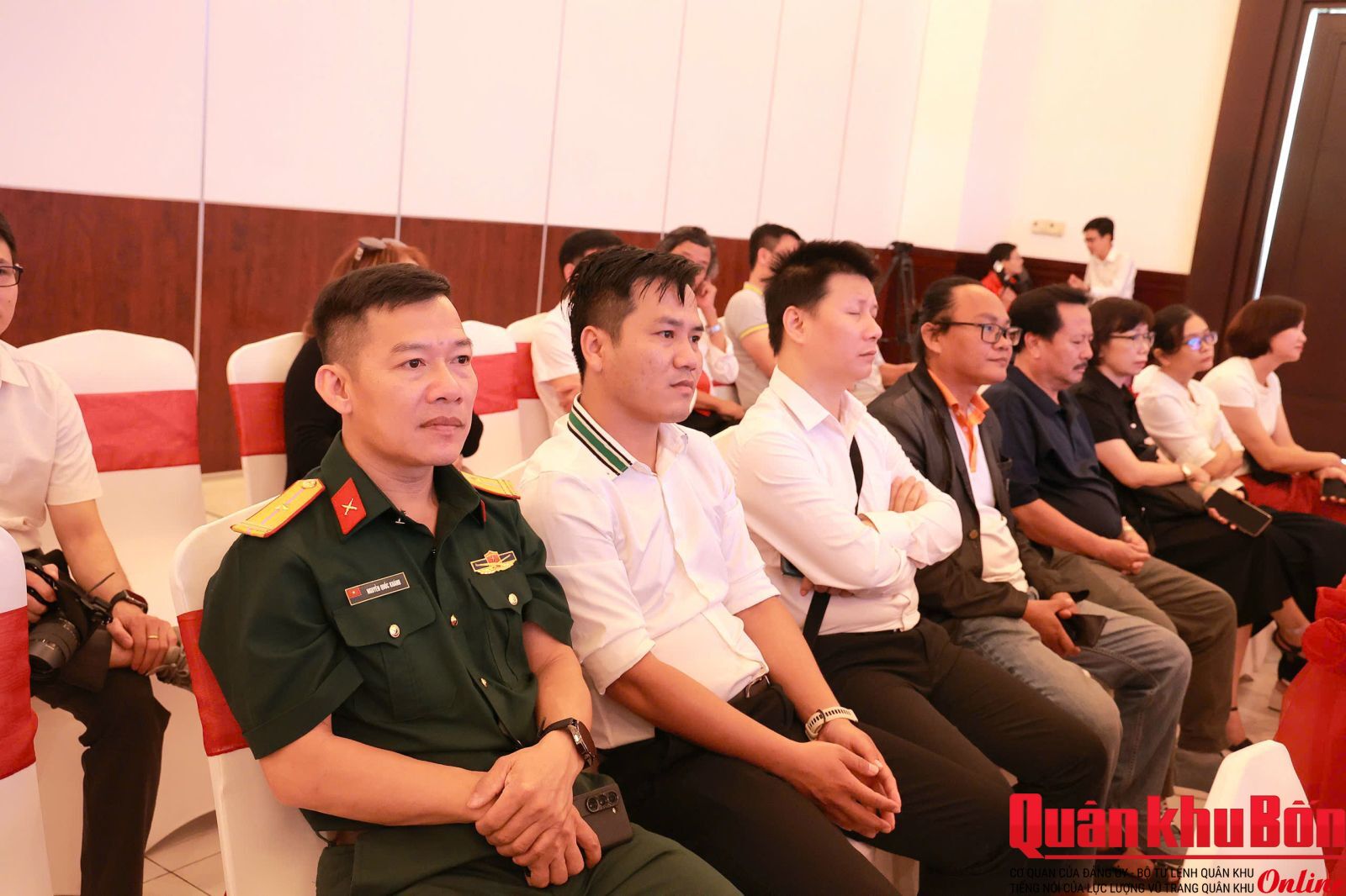 lanh-dao-hoi-nha-bao-viet-nam-tang-qua-luu-niem-cho-lanh-dao-tinh-lam-dong-2-.jpg