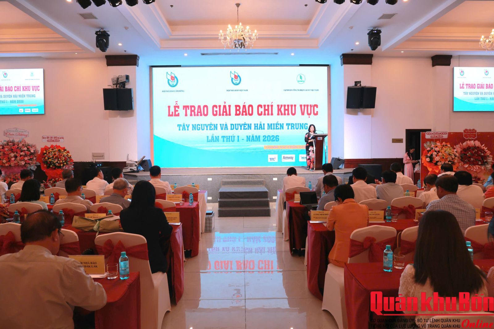 lanh-dao-tinh-tang-hoa-cho-ban-to-chuc(2).jpg