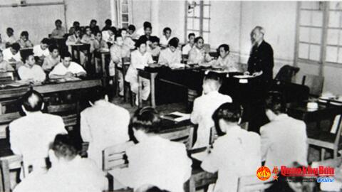 Người cách mạng và đoàn thể cách mạng cần phê bình và tự phê bình như người ta cần không khí