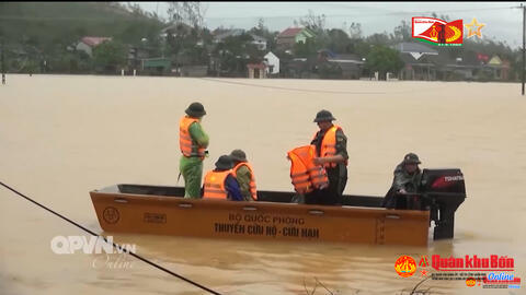 Phóng sự: LLVT QUÂN KHU 4: KHẨN TRƯƠNG GIÚP ĐỠ KHẮC PHỤC HẬU QUẢ BÃO SỐ 10