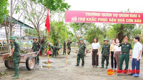 Trường Quân sự Quân khu 4 giúp Nhân dân khắc phục hậu quả bão số 10