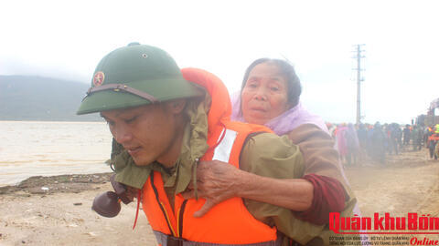 LLVT Quân khu 4 kịp thời ứng cứu, giúp dân trong mưa lũ ở Hà Tĩnh