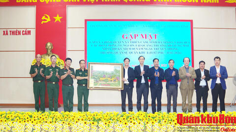 Trường Quân sự Quân khu 4 hoạt động về nguồn tại xã Thiên Cầm, tỉnh Hà Tĩnh