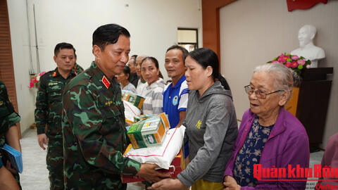 Phóng sự TÌNH QUÂN DÂN GIỮA VÙNG LŨ DỮ