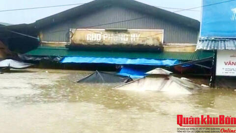 Nước lũ bủa vây nhà dân ở Huế – Quảng Trị