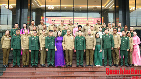 Đoàn đại biểu sĩ quan trẻ lực lượng vũ trang cách mạng Cu Ba thăm, làm việc tại Quân khu 4