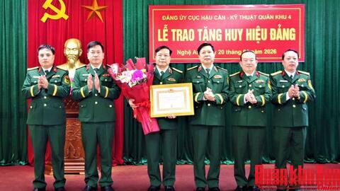 Thiếu tướng Ngô Nam Cường đón nhận Huy hiệu 30 năm tuổi Đảng