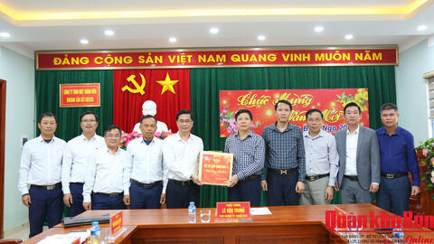 Thiếu tướng Lê Văn Trung, Phó Chính ủy Quân khu 4 chúc Tết các đơn vị thực hiện nhiệm vụ trên đất bạn Lào