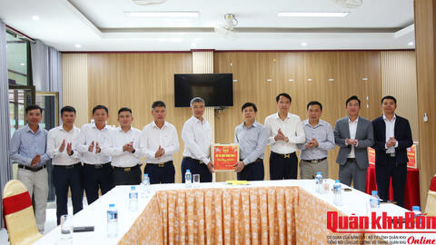 Thiếu tướng Lê Văn Trung, Phó Chính ủy Quân khu 4 thăm, chúc Tết các đơn vị thực hiện nhiệm vụ tại tỉnh Bolikhamxay