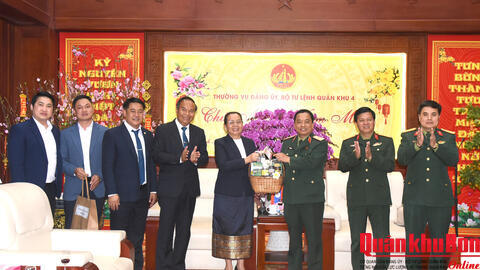 Các đơn vị, địa phương Lào chúc Tết Bộ Tư lệnh Quân khu 4