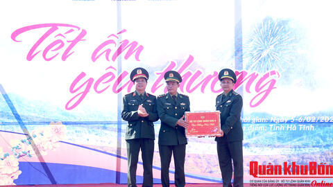 “Tết ấm yêu thương” đến với đồng bào xã Hương Khê