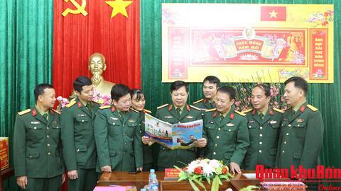 Thiếu tướng Lê Văn Trung chúc Tết Báo Quân khu 4