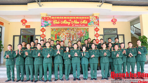 Thiếu tướng Đoàn Xuân Bường thăm, chúc Tết Đội xe (Bộ Tham mưu Quân khu 4)