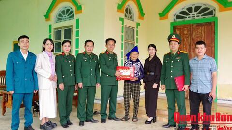 Lữ đoàn Tăng – Thiết giáp 206 thăm, tặng quà các gia đình chính sách, gia đình có hoàn cảnh khó khăn