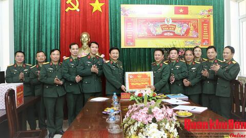 Thiếu tướng Đoàn Xuân Bường, Chính ủy Quân khu 4 động viên, chúc Tết Báo Quân khu 4