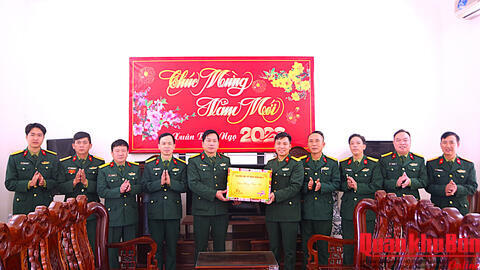 Đại tá Phạm Đức Tuấn, Chủ nhiệm HC-KT Quân khu: Thăm, kiểm tra và chúc Tết các đơn vị.