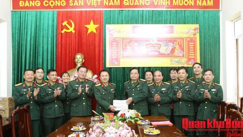 Thiếu tướng Ngô Nam Cường thăm, chúc mừng năm mới Báo Quân khu 4