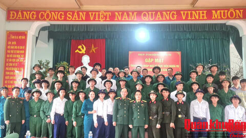 Xã Quỳnh Phú gặp mặt, tặng quà thanh niên lên đường nhập ngũ năm 2026