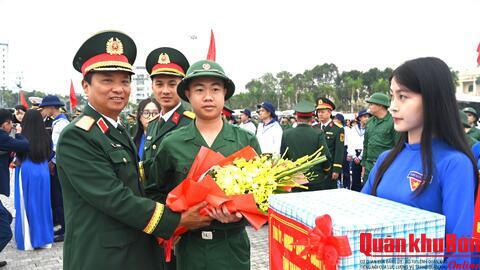 Trung tướng Hà Thọ Bình, Tư lệnh Quân khu 4 dự Lễ giao, nhận quân tại tỉnh Thanh Hóa.